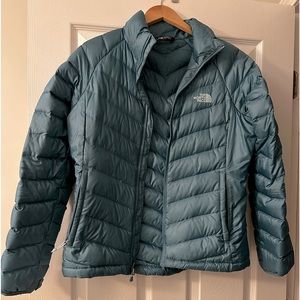 North face teal jacket size M DL#P37067-RDS. Perfect for vacation packing!